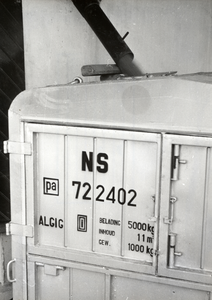 169749 Detail van de gesloten autolaadkist nr. NS 722402 (type ALGIG) van de N.S. voor het vervoer van graan te Groningen.